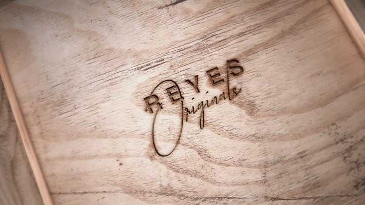 Marque Reyes Clothing sur du bois